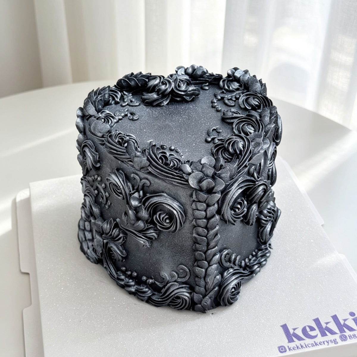 Kekki gunmetal vintage heart cake with detailed buttercream piping